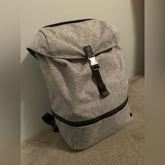 LULULEMON 24L BACKPACK **EXCELLENT CONDITION** - Picture 5 of 12